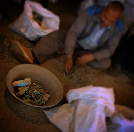 جمع آوری فیروزه های عجمی