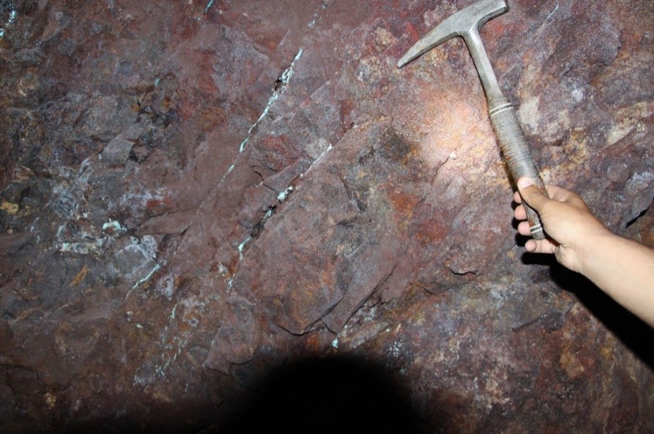 رگه های فیروزه در تونل های کانسار فیروزه نیشابور